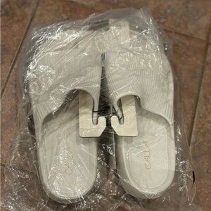 Calla Classic White Slides